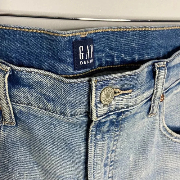 Gap Destroyed True Skinny with Chewed Hem in Light Wash- size 32 - Picture 7 of 10